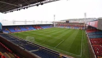  水晶宫定位球战术发威，塞尔赫斯特公园球场雨夜奏凯  