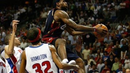  詹姆斯轰三双助湖人力克掘金迎连胜