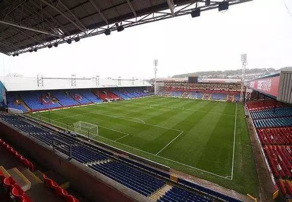  水晶宫定位球战术发威，塞尔赫斯特公园球场雨夜奏凯  